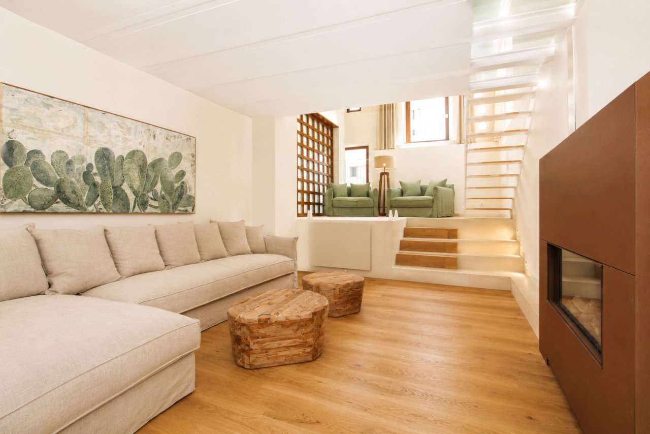 Living area with fireplace and gallery space – intelligent use of space on two levels Living area with fireplace and gallery space – intelligent use of space on two levels