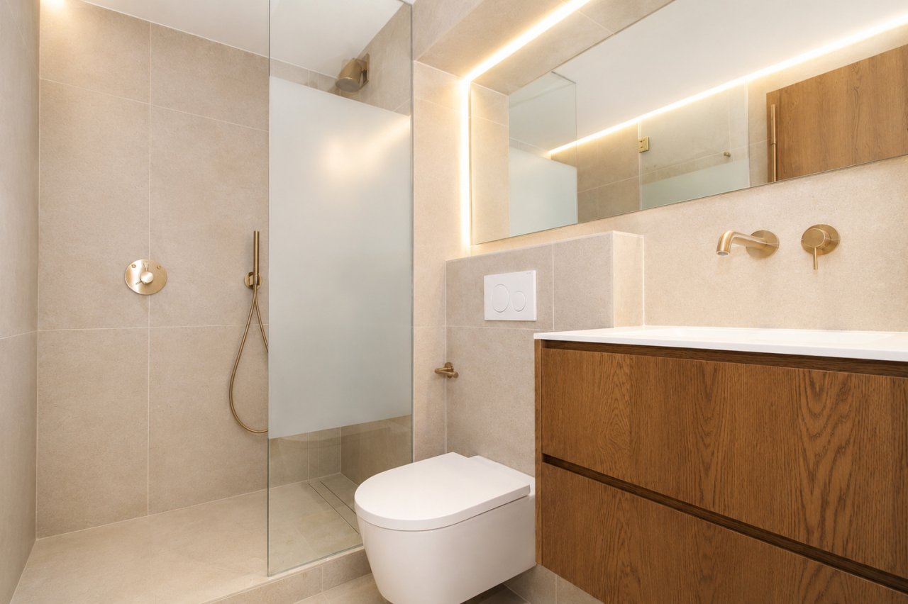 Luxurious bathroom with walk-in shower and LED mirror lighting – spa atmosphere in your own home Luxurious bathroom with walk-in shower and LED mirror lighting – spa atmosphere in your own home