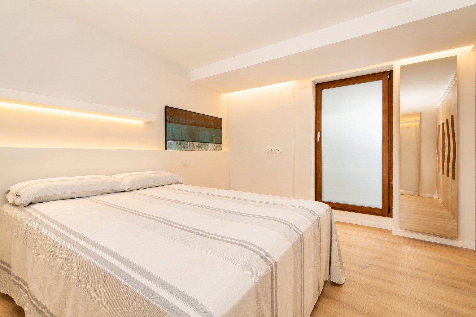 Bedroom with indirect ceiling lighting and walk-in closet – a retreat with thoughtful comfort Bedroom with indirect ceiling lighting and walk-in closet – a retreat with thoughtful comfort
