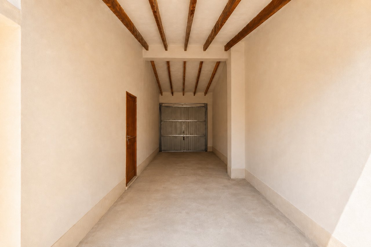 Garage with a wooden beam ceiling and direct access – Sturdy construction with character Garage with a wooden beam ceiling and direct access – Sturdy construction with character