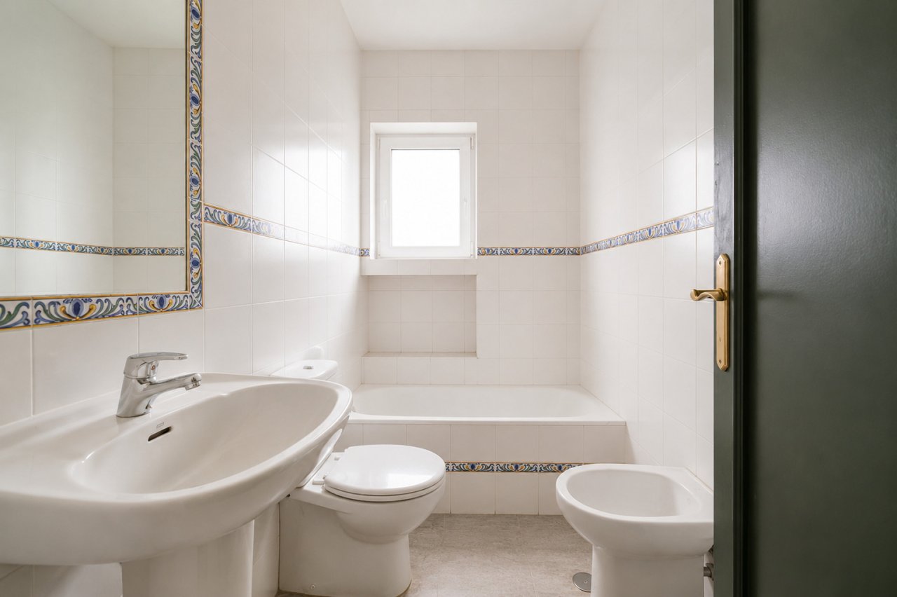 Bathroom with bathtub and separate toilet – Practical layout for daily comfort Bathroom with bathtub and separate toilet – Practical layout for daily comfort