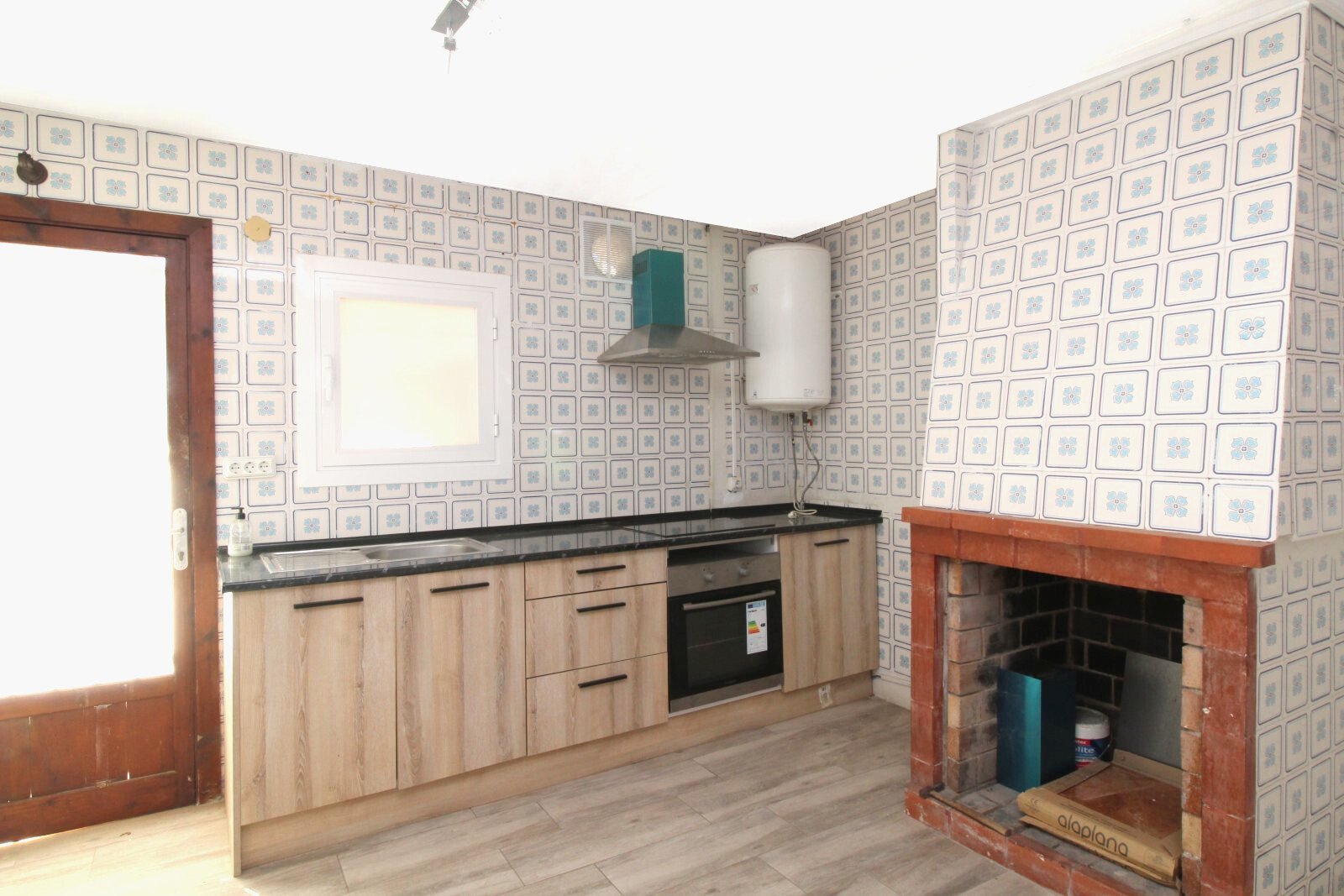 Kitchen with authentic tiled stove and functional work surface Kitchen with authentic tiled stove and functional work surface