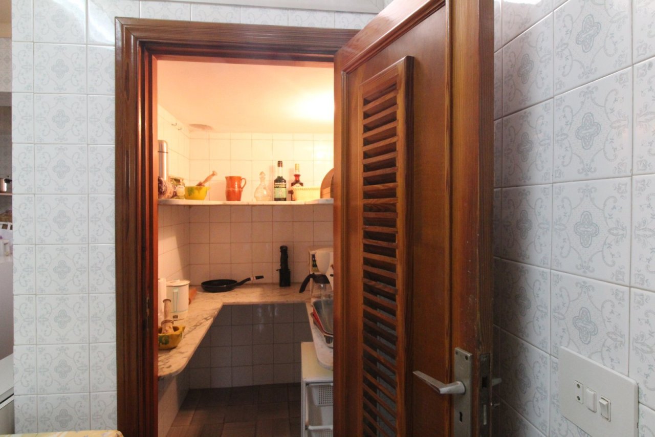 Practical kitchen with direct access and efficient space utilization Practical kitchen with direct access and efficient space utilization