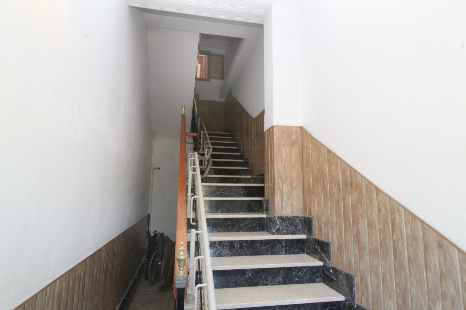 Staircase with high-quality marble cladding and secure handrails Staircase with high-quality marble cladding and secure handrails