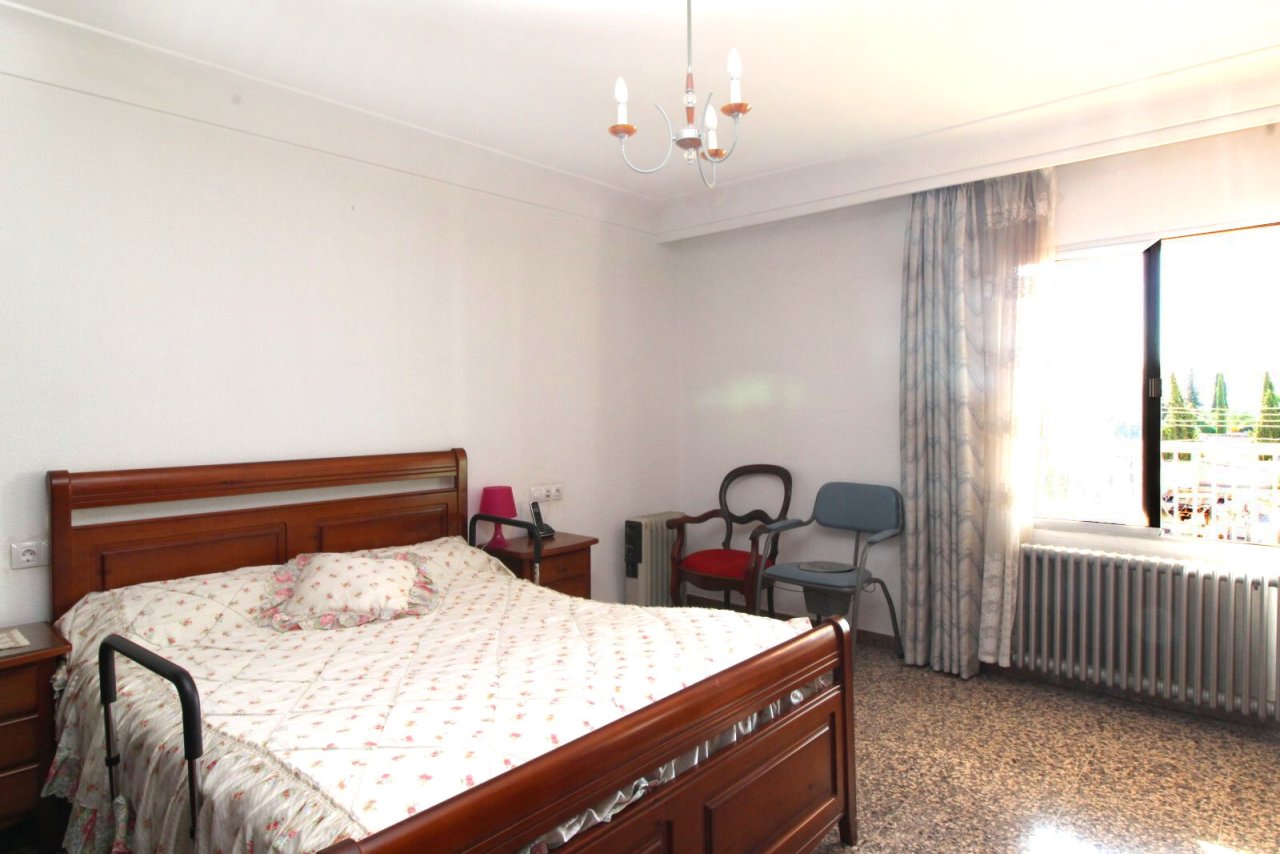 Spacious bedroom with balcony access and high ceiling design Spacious bedroom with balcony access and high ceiling design