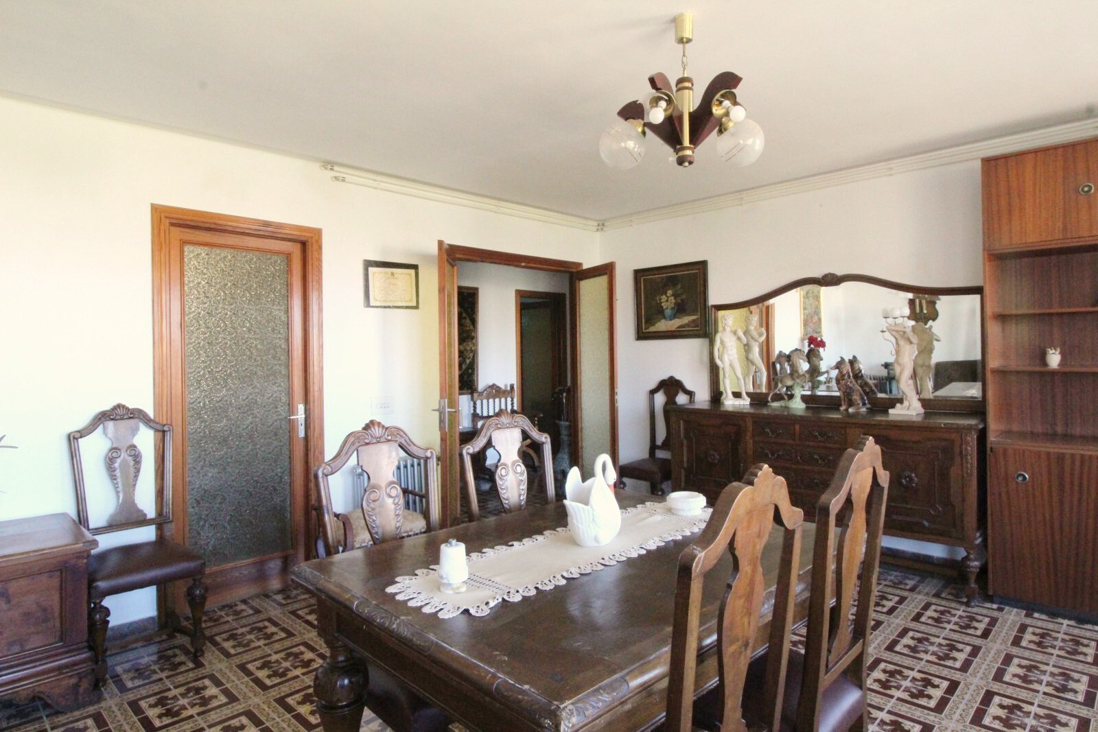 Elegant dining room with high-quality woodwork and optimal room proportions Elegant dining room with high-quality woodwork and optimal room proportions