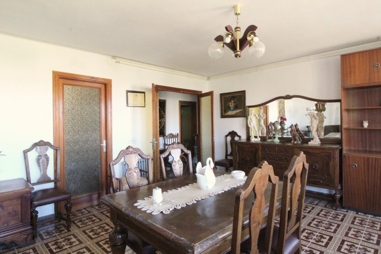 Elegant dining room with high-quality woodwork and optimal room proportions Elegant dining room with high-quality woodwork and optimal room proportions