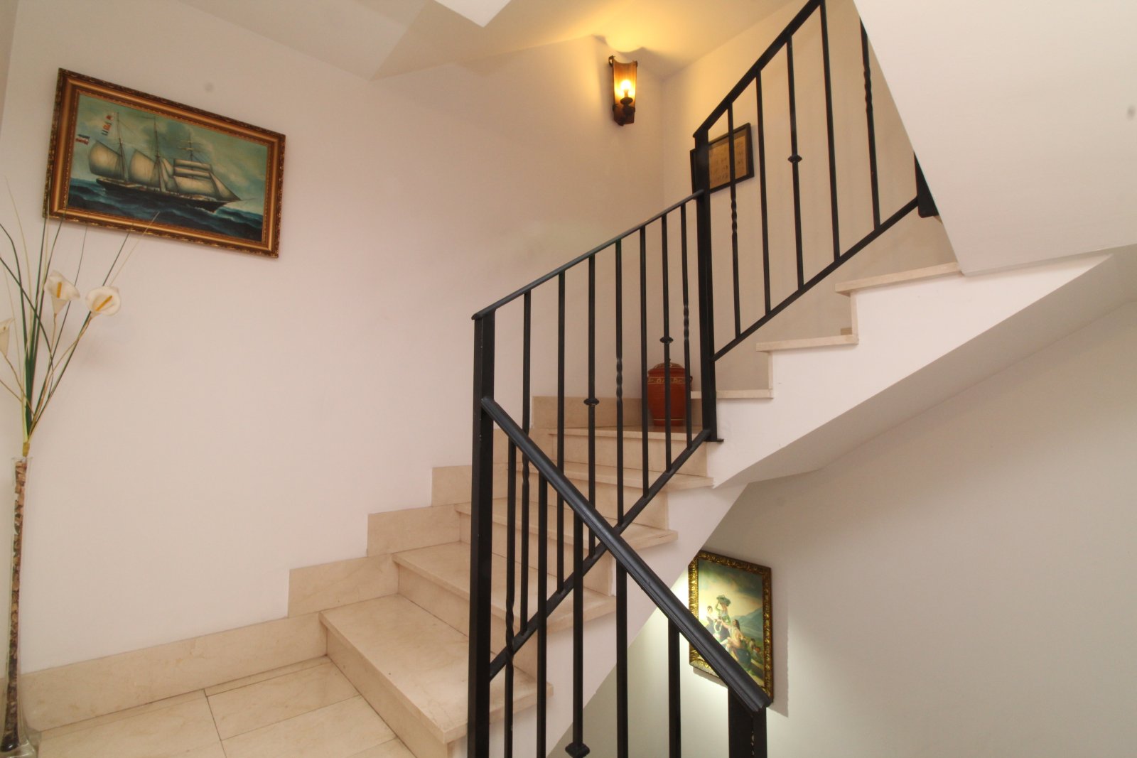 Elegant staircase hall with modern steel railing construction and optimal spatial connection