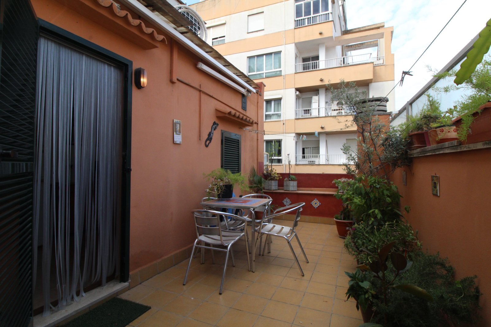 Terraces with staggered room layout and surrounding privacy screen