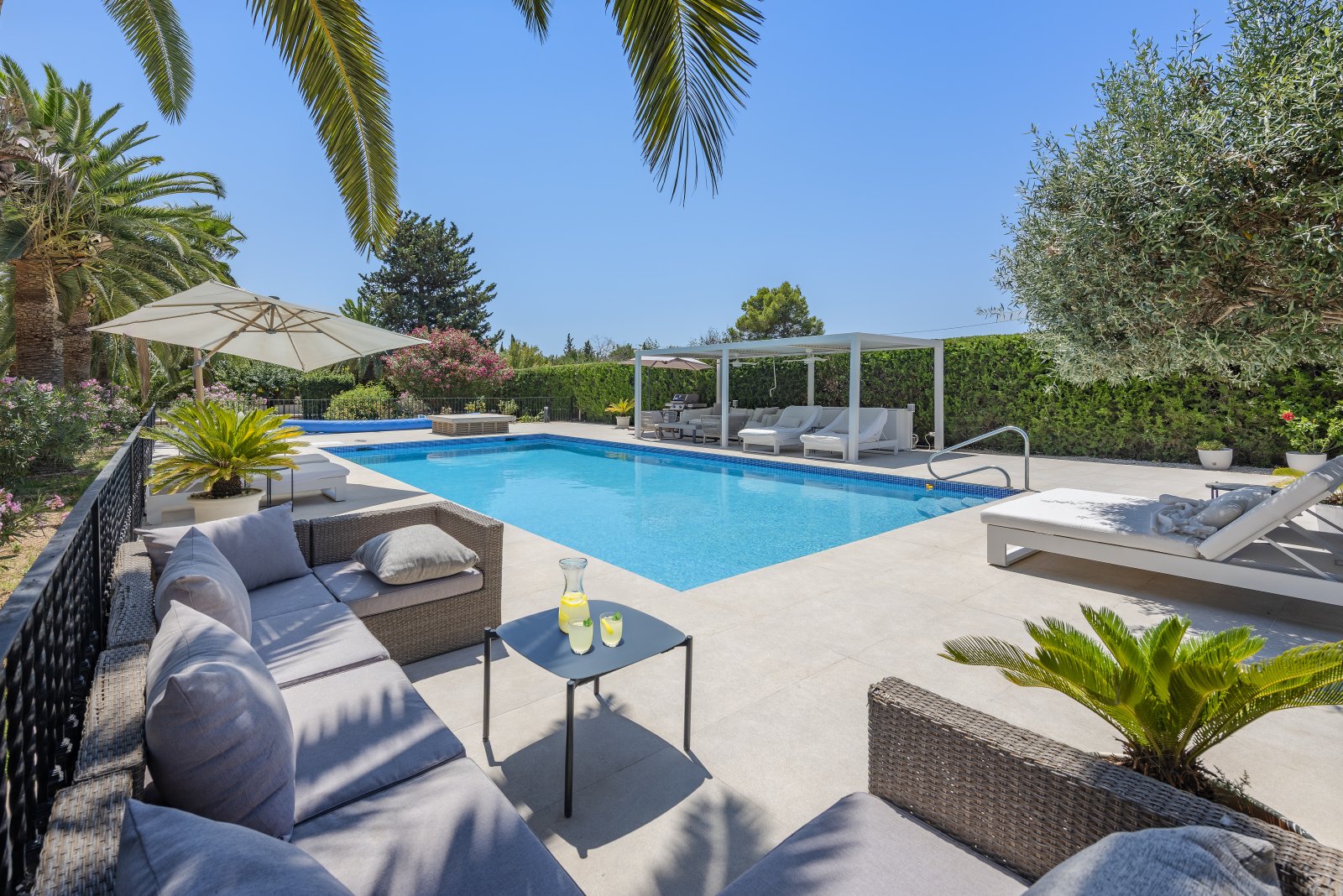 Pool facility with integrated pergola and extensively designed sun protection system Pool facility with integrated pergola and extensively designed sun protection system