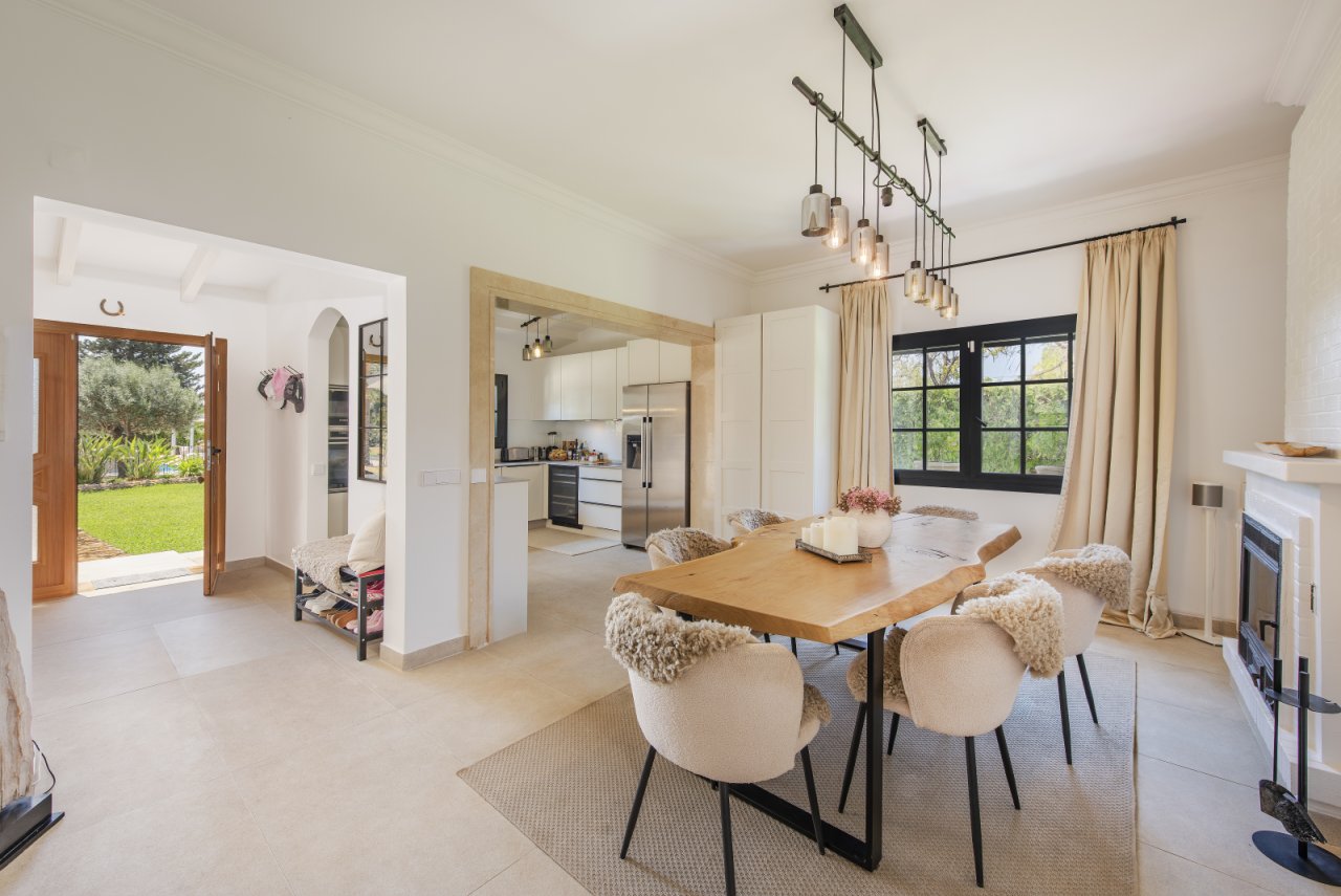 Open living and dining room with an open floor plan and direct access to the garden Open living and dining room with an open floor plan and direct access to the garden