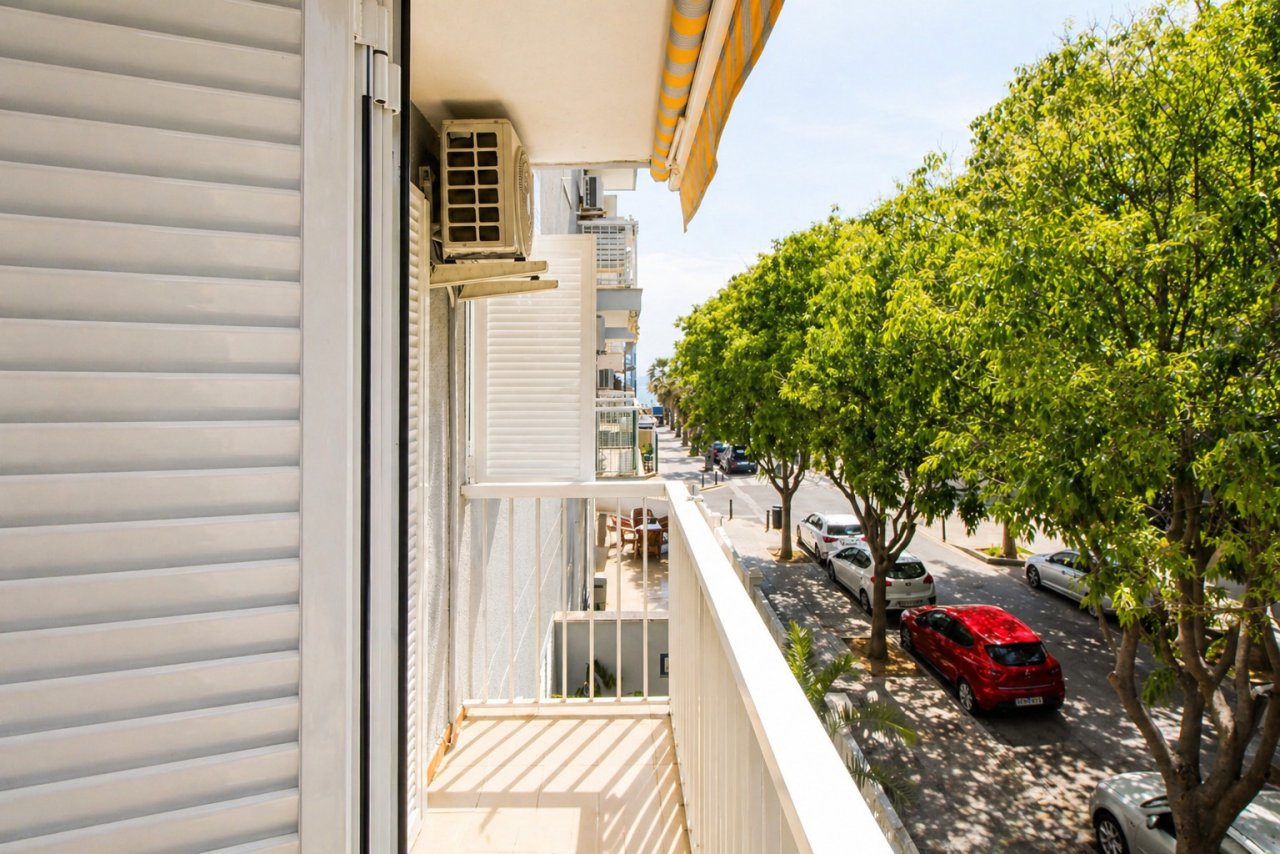 Private balcony overlooking the tree-lined street – perfect retreat with sun protection Private balcony overlooking the tree-lined street – perfect retreat with sun protection