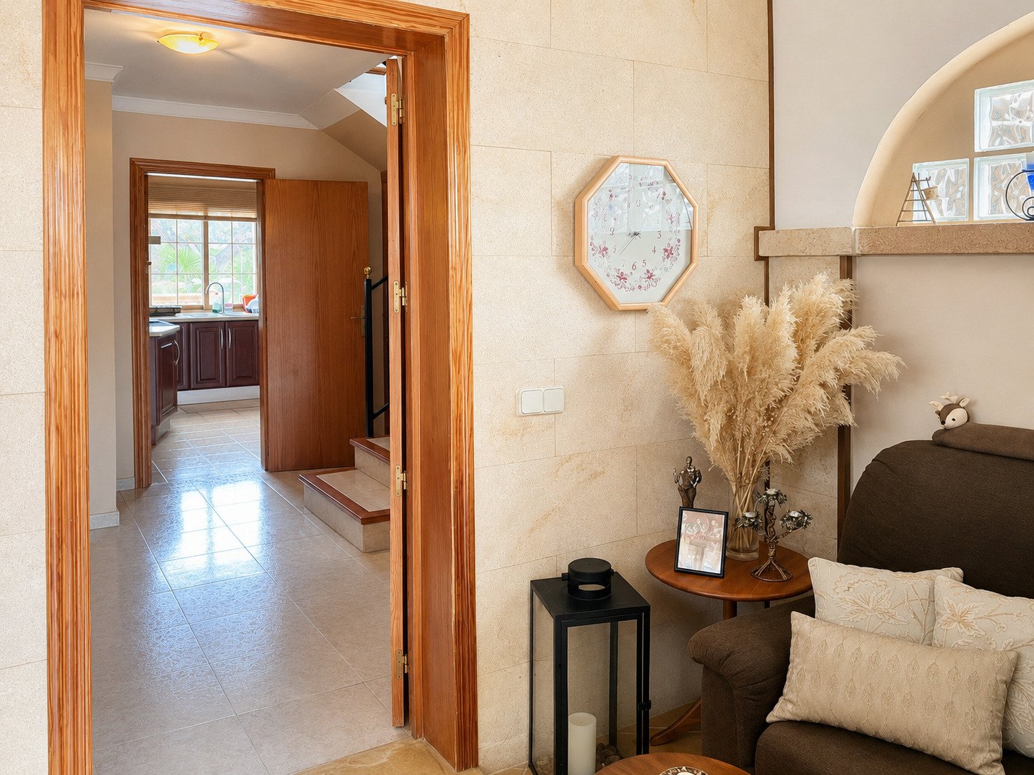 Thoughtful space connection with elegant wood frames and high-quality natural stone fittings
