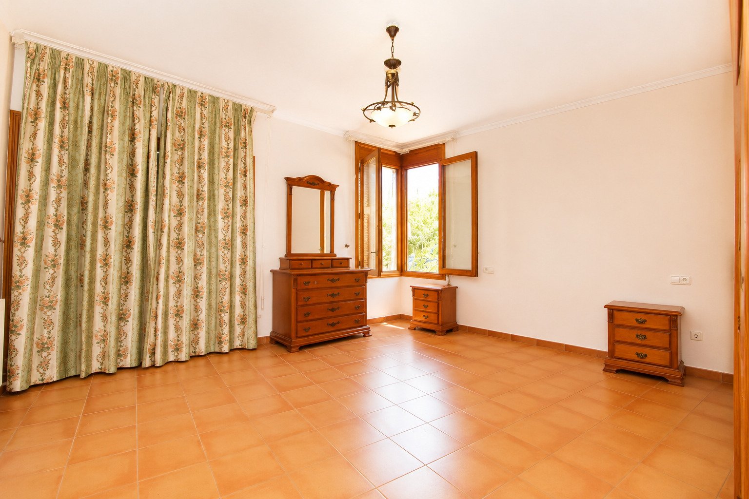 Bright bedroom with corner windows and direct garden view Bright bedroom with corner windows and direct garden view