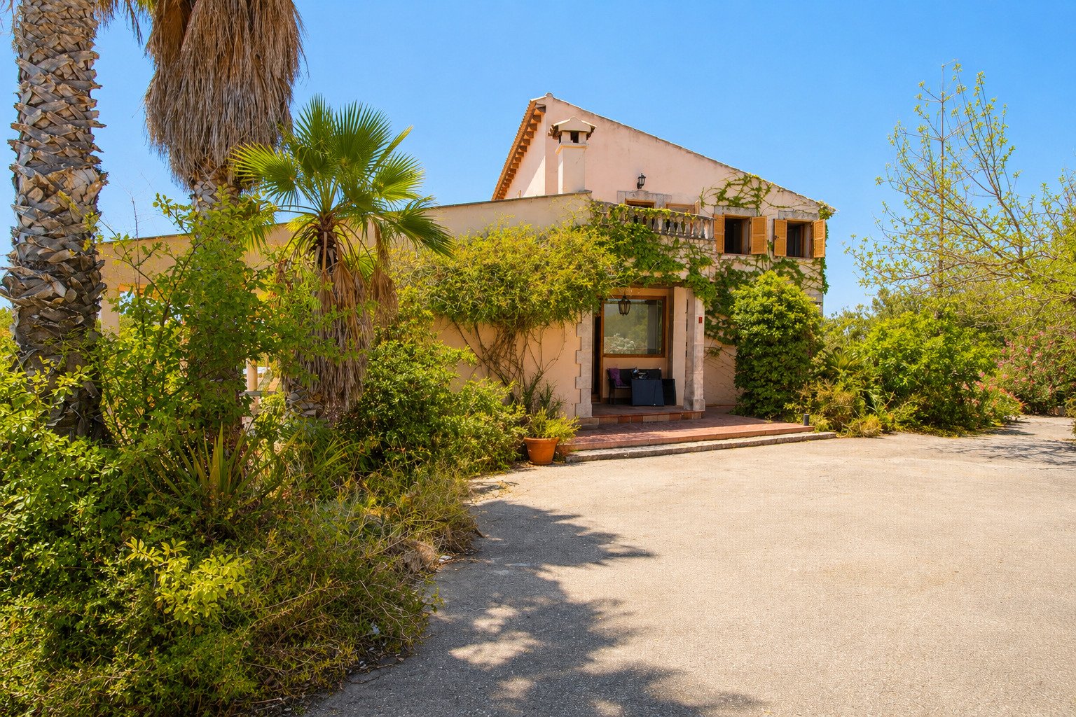 Charming country house with authentic architecture and spacious grounds Charming country house with authentic architecture and spacious grounds