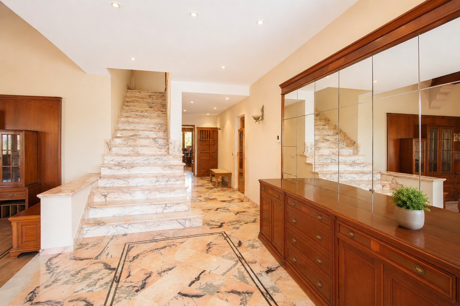 Representative entrance area with marble staircase and floor-to-ceiling mirror elements Representative entrance area with marble staircase and floor-to-ceiling mirror elements