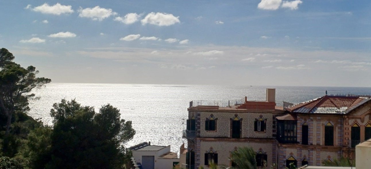 Spectacular waterfront with an unobstructed panoramic view of the coast Spectacular waterfront with an unobstructed panoramic view of the coast