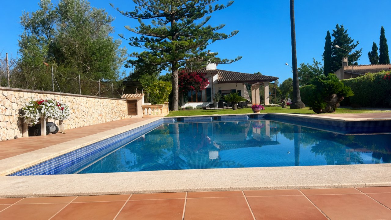 Refreshment oasis with a large pool area and high-quality terrace design Refreshment oasis with a large pool area and high-quality terrace design