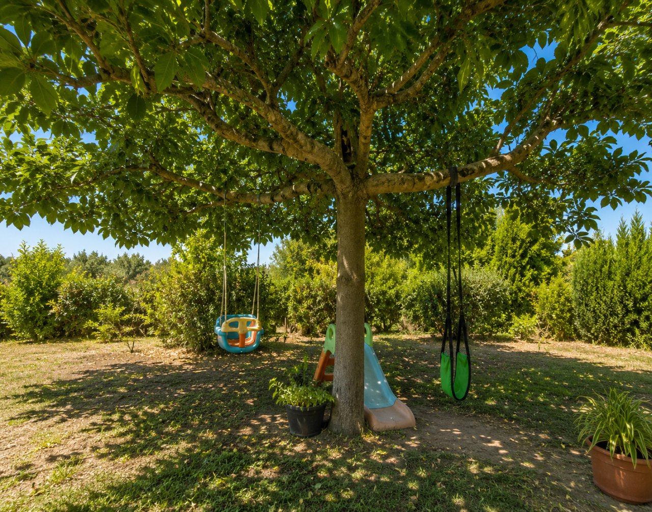 Natural garden with old trees – ideal play area for children and relaxation