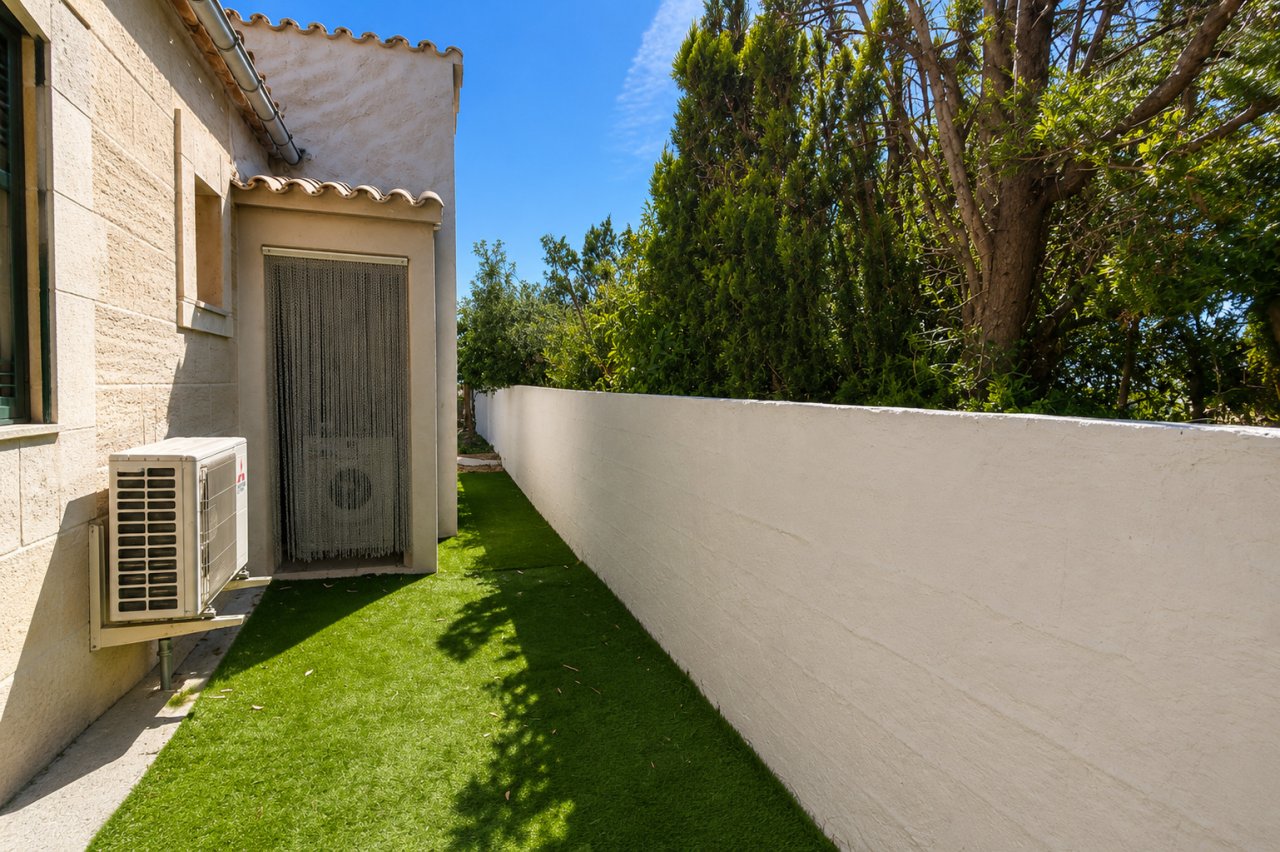Private page area with a high wall – perfect shielding and undisturbed use