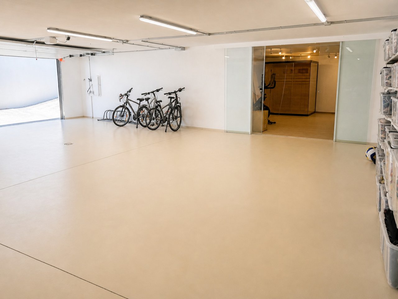Functional multipurpose room with professional LED lighting and flexible usage options. Functional multipurpose room with professional LED lighting and flexible usage options.