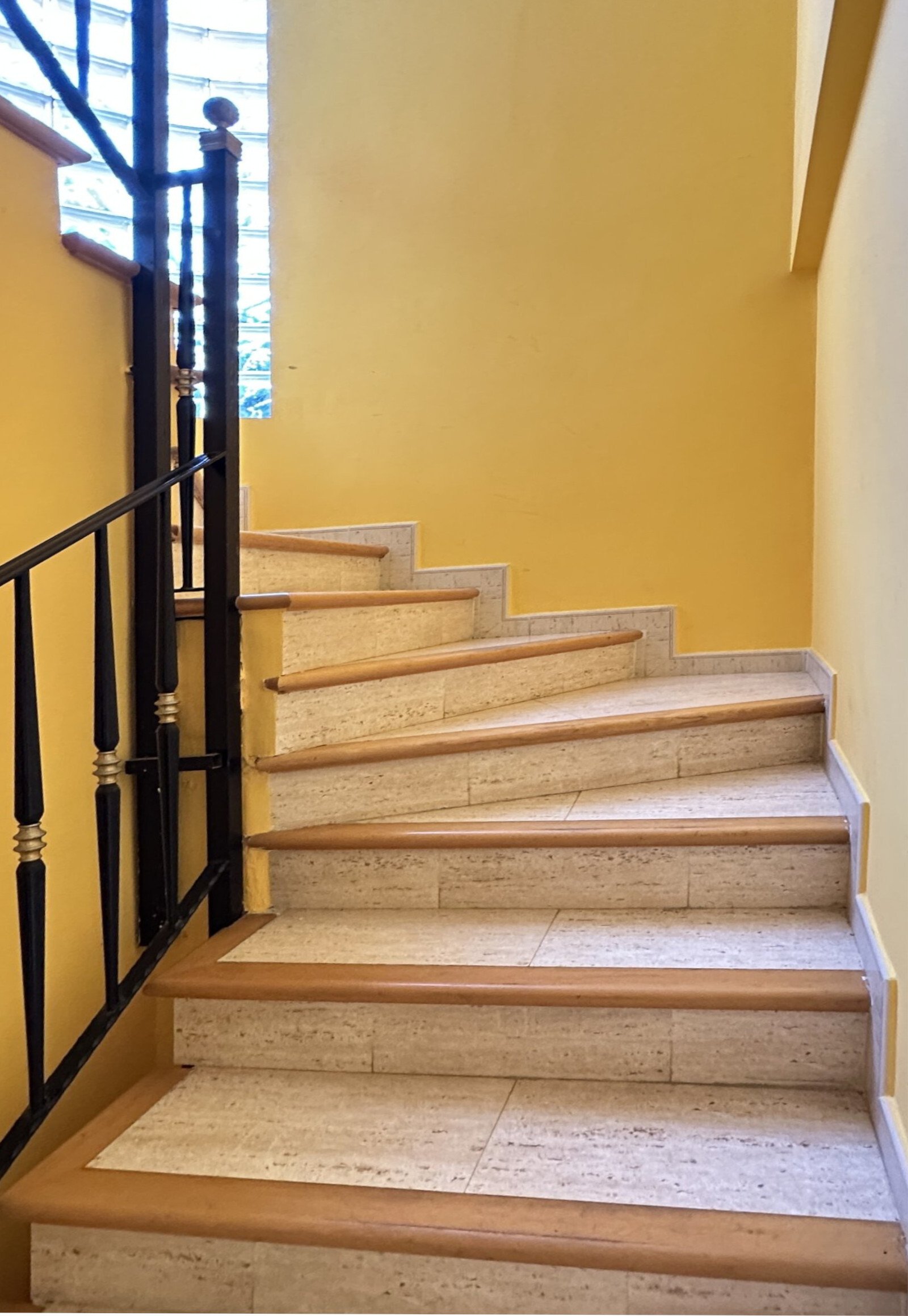 Elegant staircase solution with high-quality handrails and optimal lighting Elegant staircase solution with high-quality handrails and optimal lighting