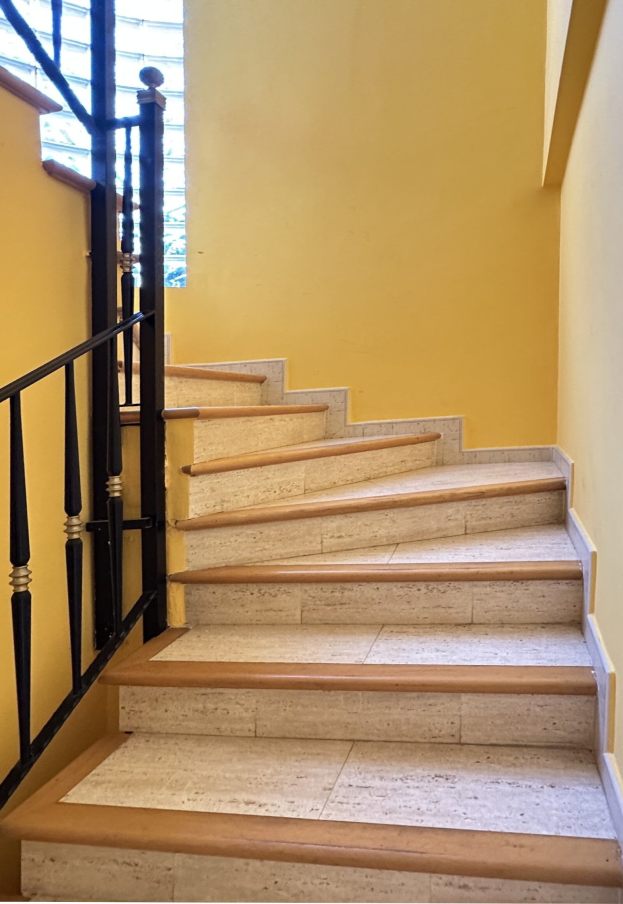 Elegant staircase solution with high-quality handrails and optimal lighting Elegant staircase solution with high-quality handrails and optimal lighting