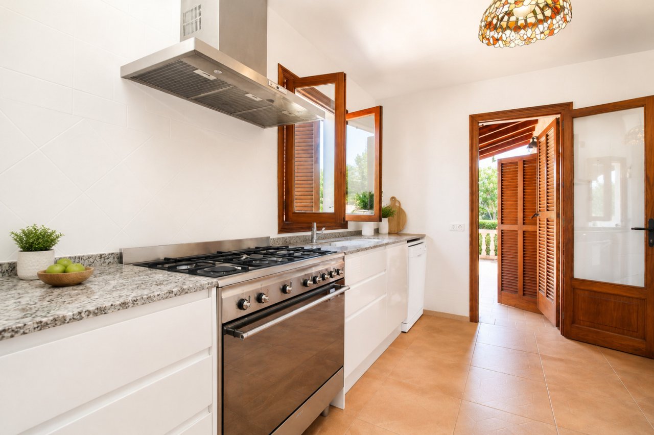 Modern kitchen with high-quality equipment and direct access to the outdoor area Modern kitchen with high-quality equipment and direct access to the outdoor area
