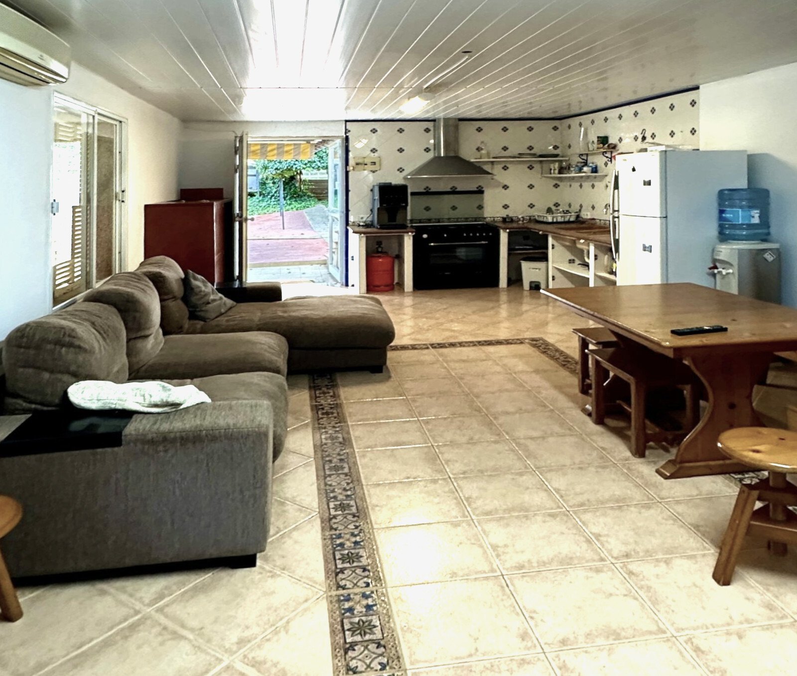 Open living and kitchen concept with optimal space utilization and terrace access