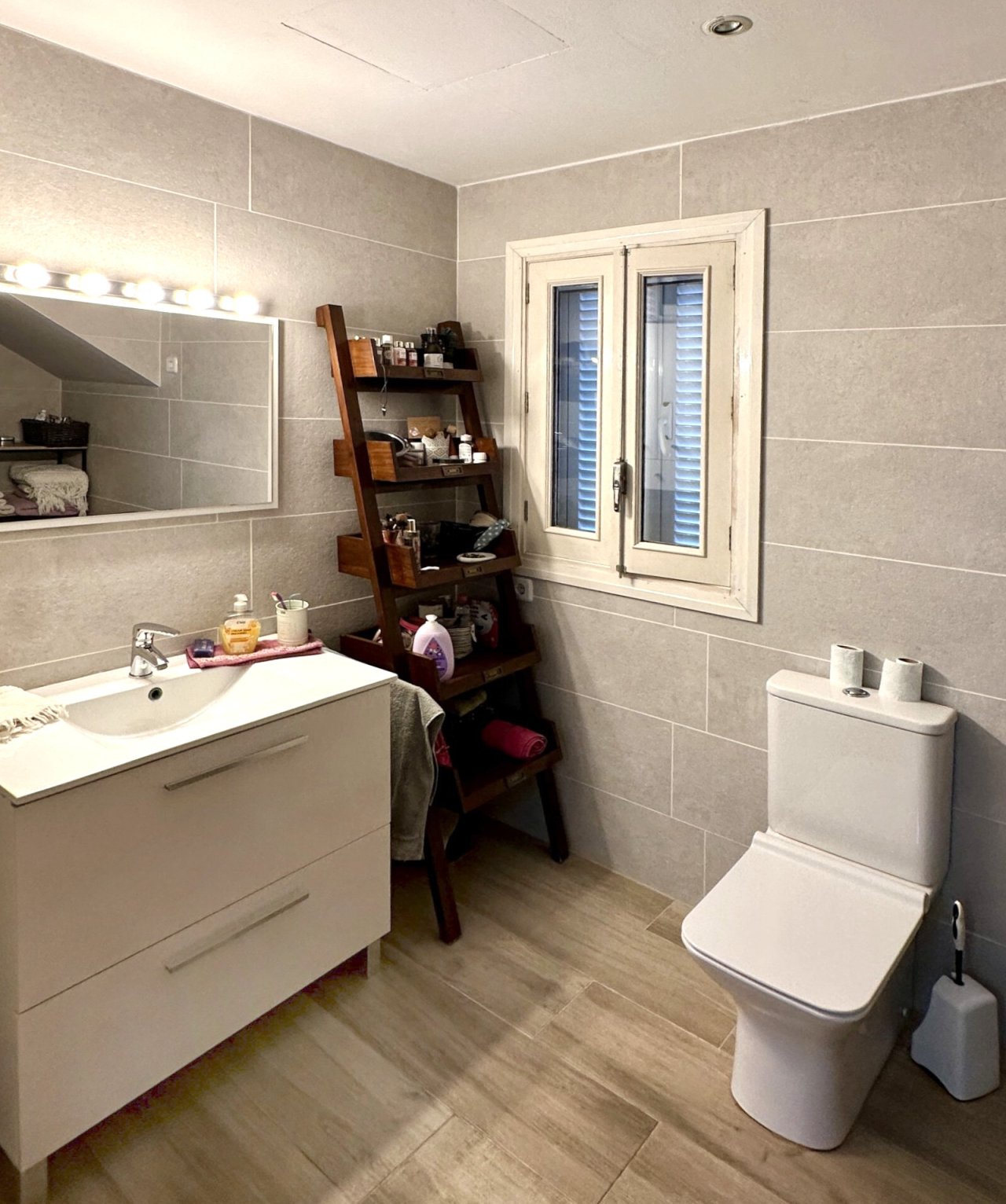 Modern bathroom with high-quality fittings, window front, and practical layout