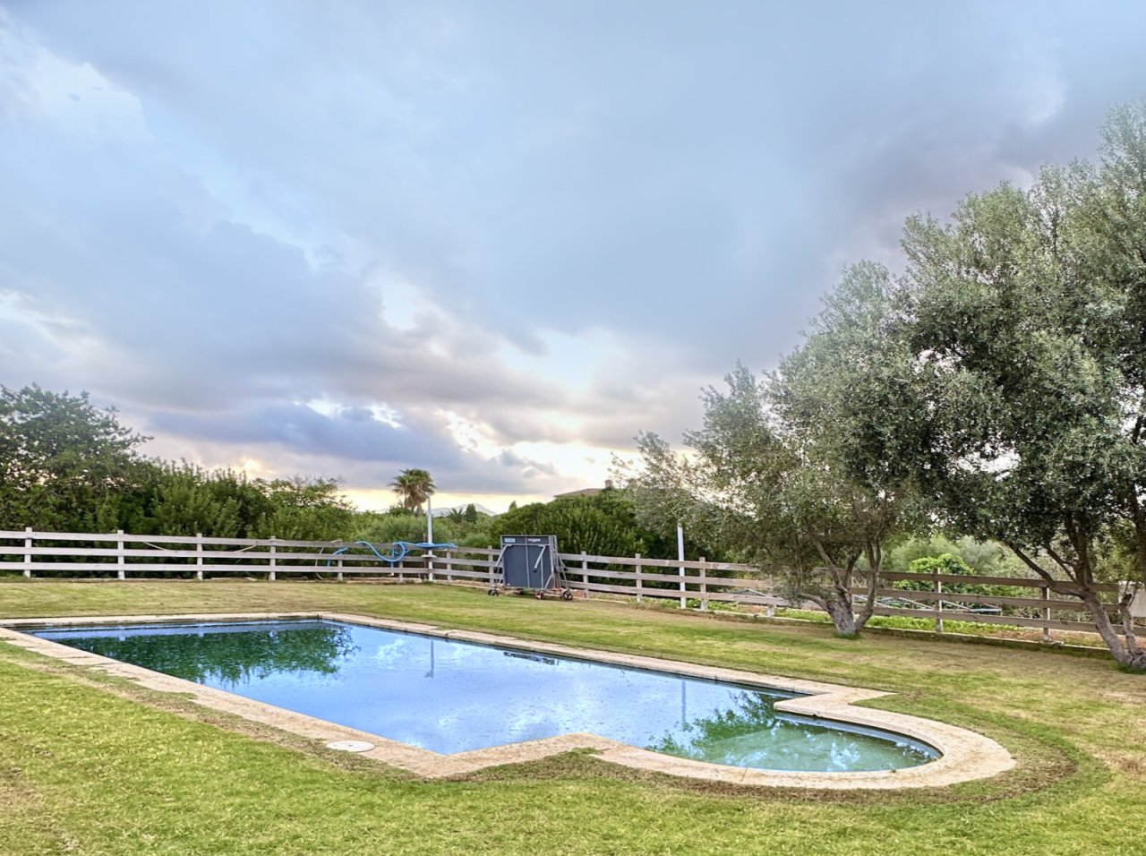 Swimming pool with extensive riding area and pasture fences