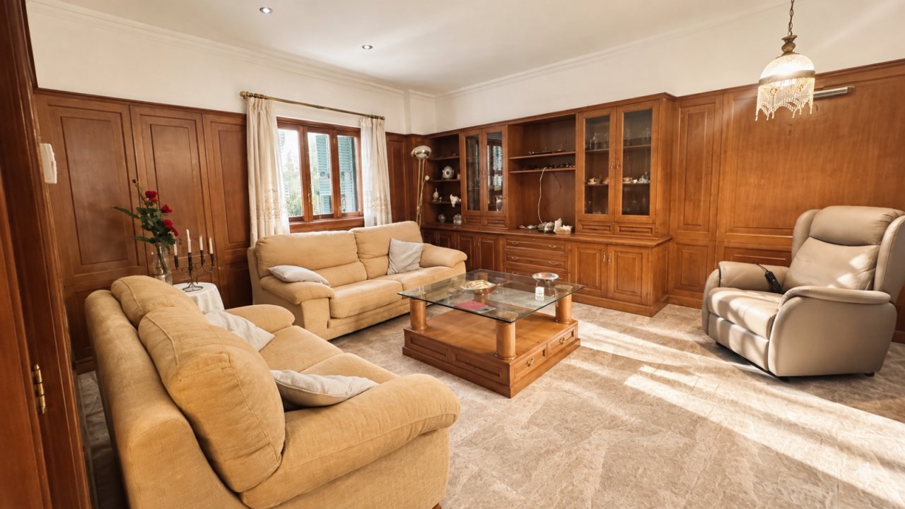 Elegant living room with custom-made woodwork and high-quality furnishings
