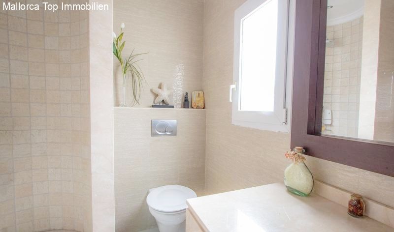 Modern bathroom with separate shower and practical storage surfaces Modern bathroom with separate shower and practical storage surfaces