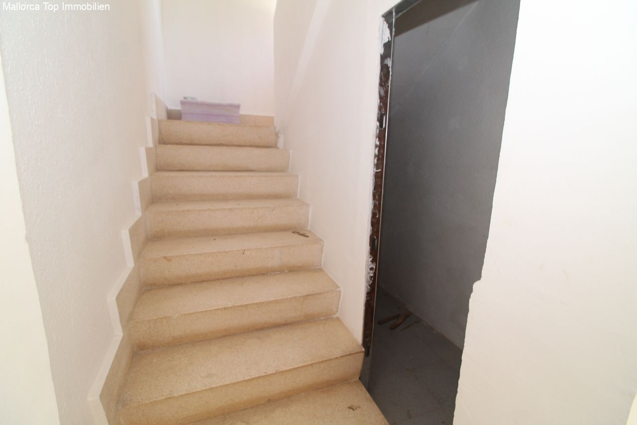 Stone staircase with sturdy handrail – reliable connection between floors Stone staircase with sturdy handrail – reliable connection between floors