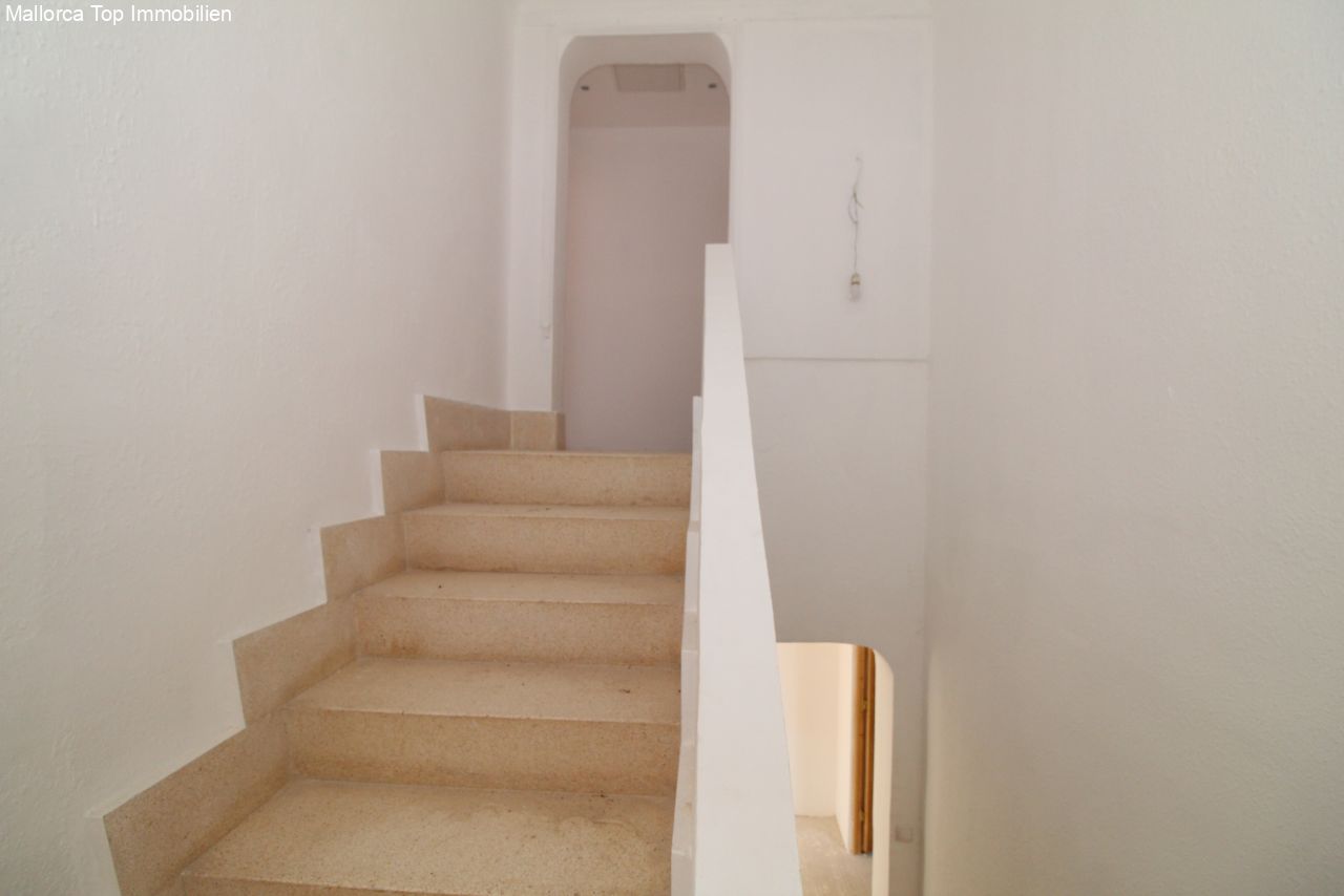 Stone staircase with sturdy handrail – secure connection between floors Stone staircase with sturdy handrail – secure connection between floors