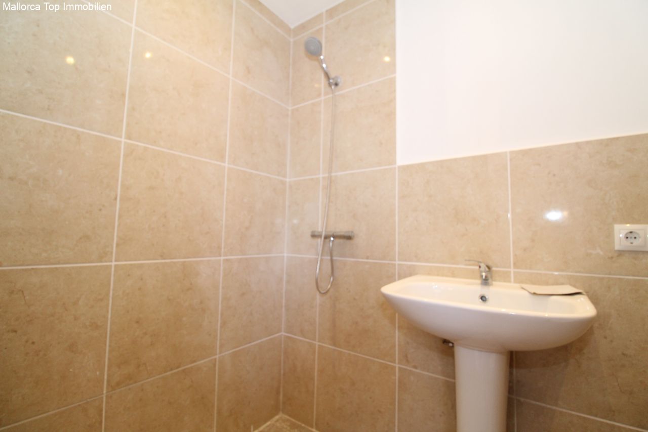 Modern bathroom with high-quality fittings – practical shower system and ergonomic sink Modern bathroom with high-quality fittings – practical shower system and ergonomic sink