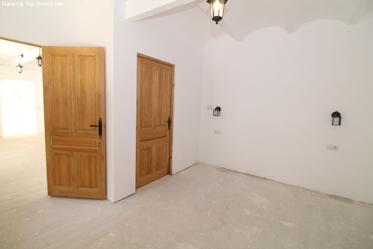 Bright entrance area with solid wooden doors – optimal room connection and practical access Bright entrance area with solid wooden doors – optimal room connection and practical access