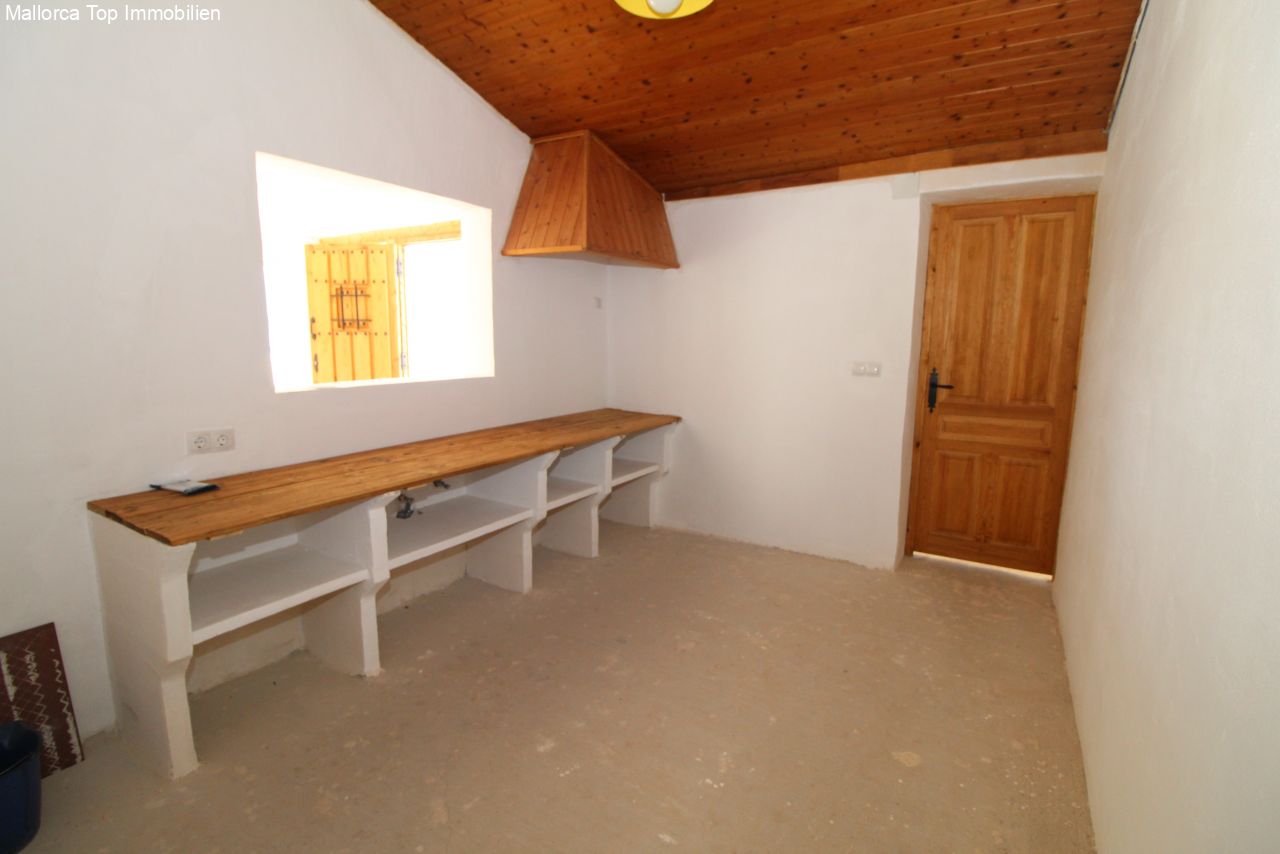 Functional workspace with built-in storage solutions – practical infrastructure for flexible use Functional workspace with built-in storage solutions – practical infrastructure for flexible use