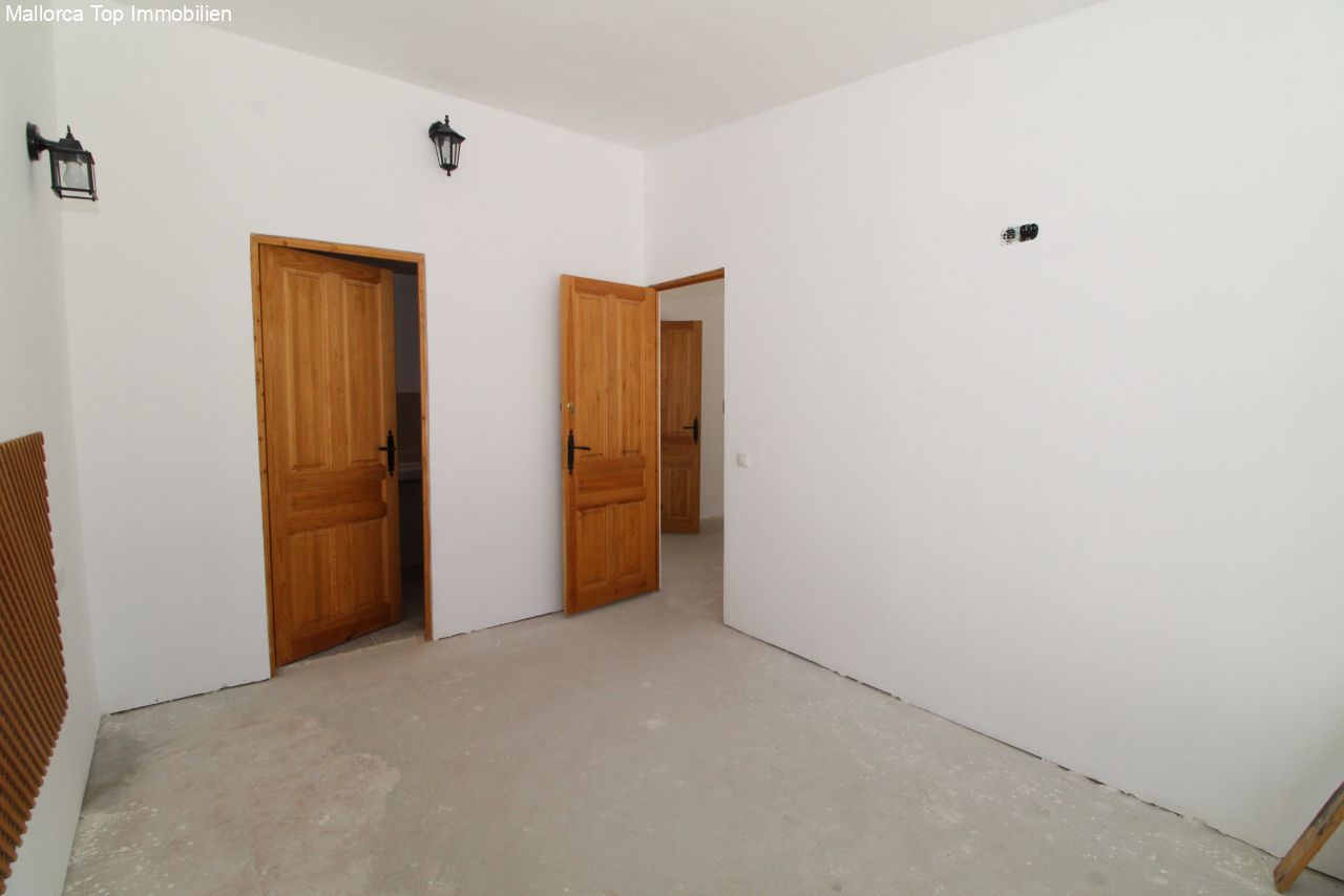 Bright corridor area with elegant wooden doors – practical connection of rooms and optimal accessibility Bright corridor area with elegant wooden doors – practical connection of rooms and optimal accessibility