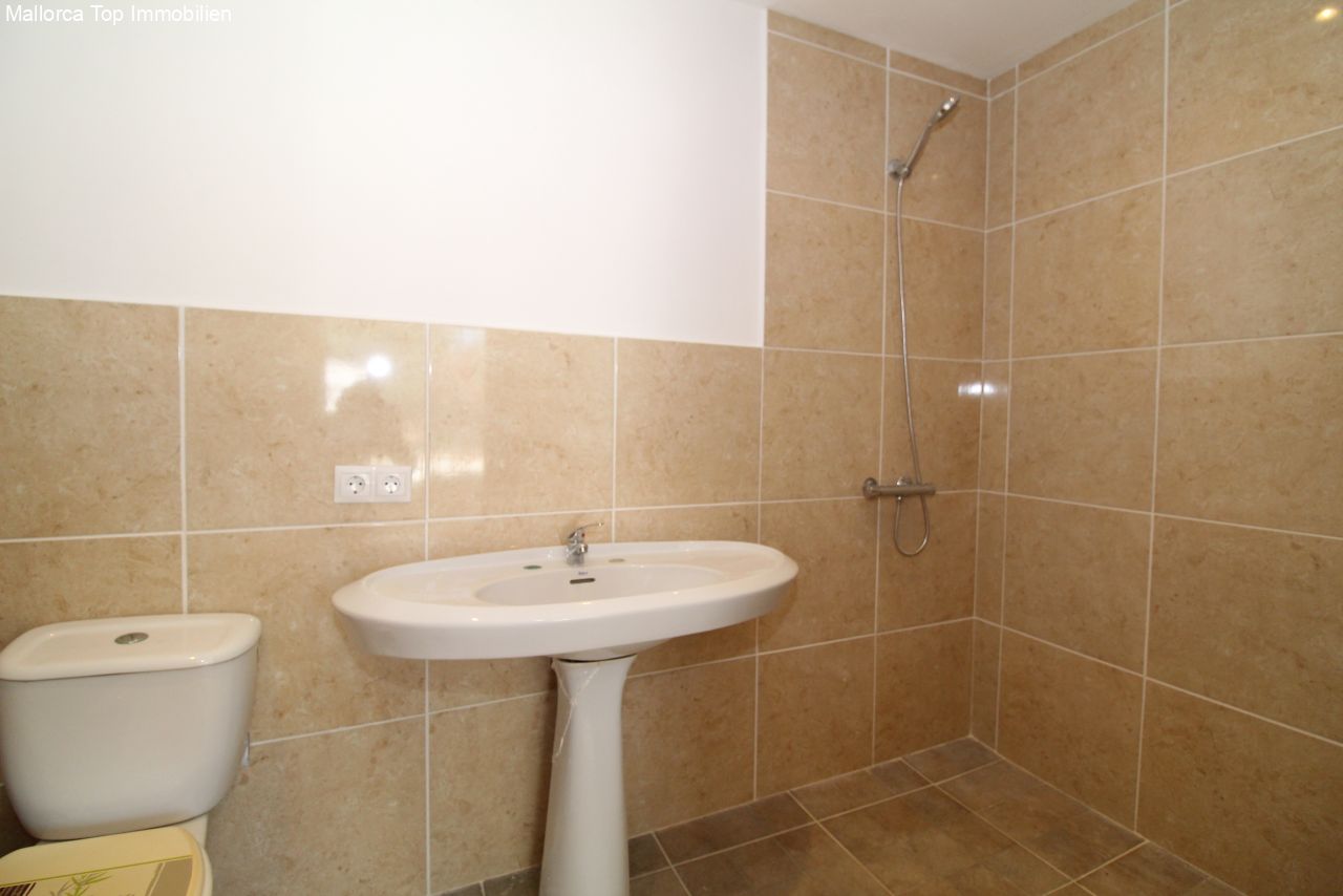 Modern bathroom with walk-in shower and complete sanitary fittings – functional wet room with practical comfort Modern bathroom with walk-in shower and complete sanitary fittings – functional wet room with practical comfort