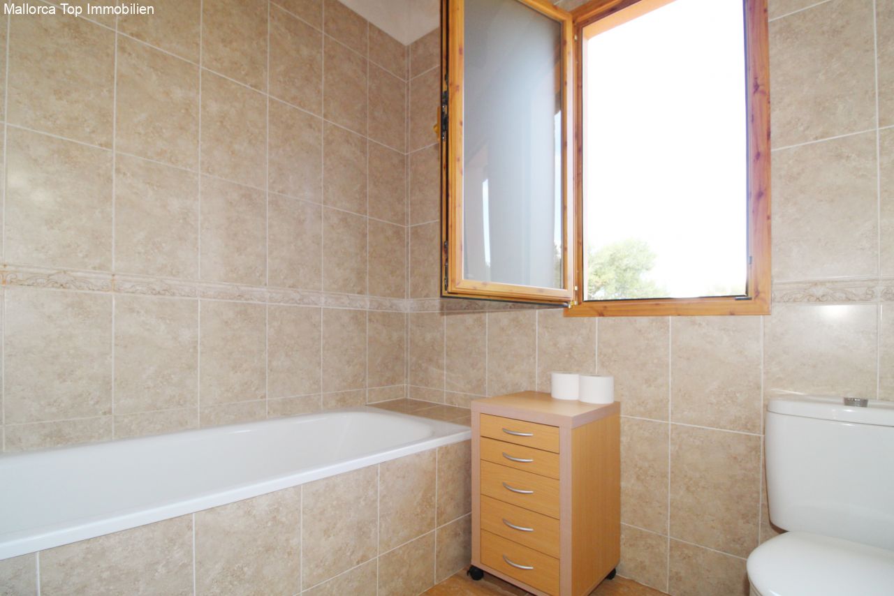 Bathroom with high-quality tile fittings and a spacious bathtub
