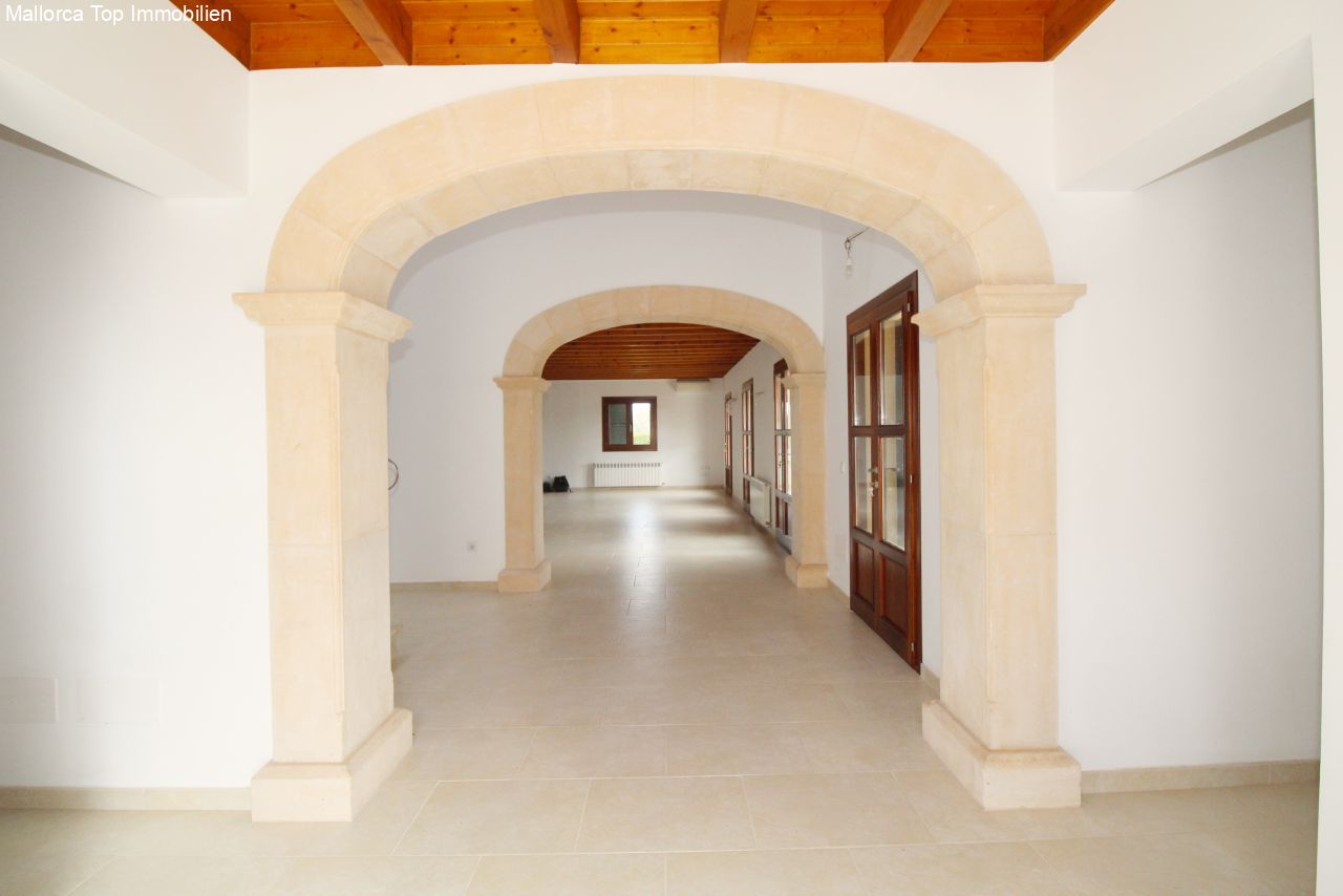 Harmonic spatial sequence with elegant natural stone arches and open passage design