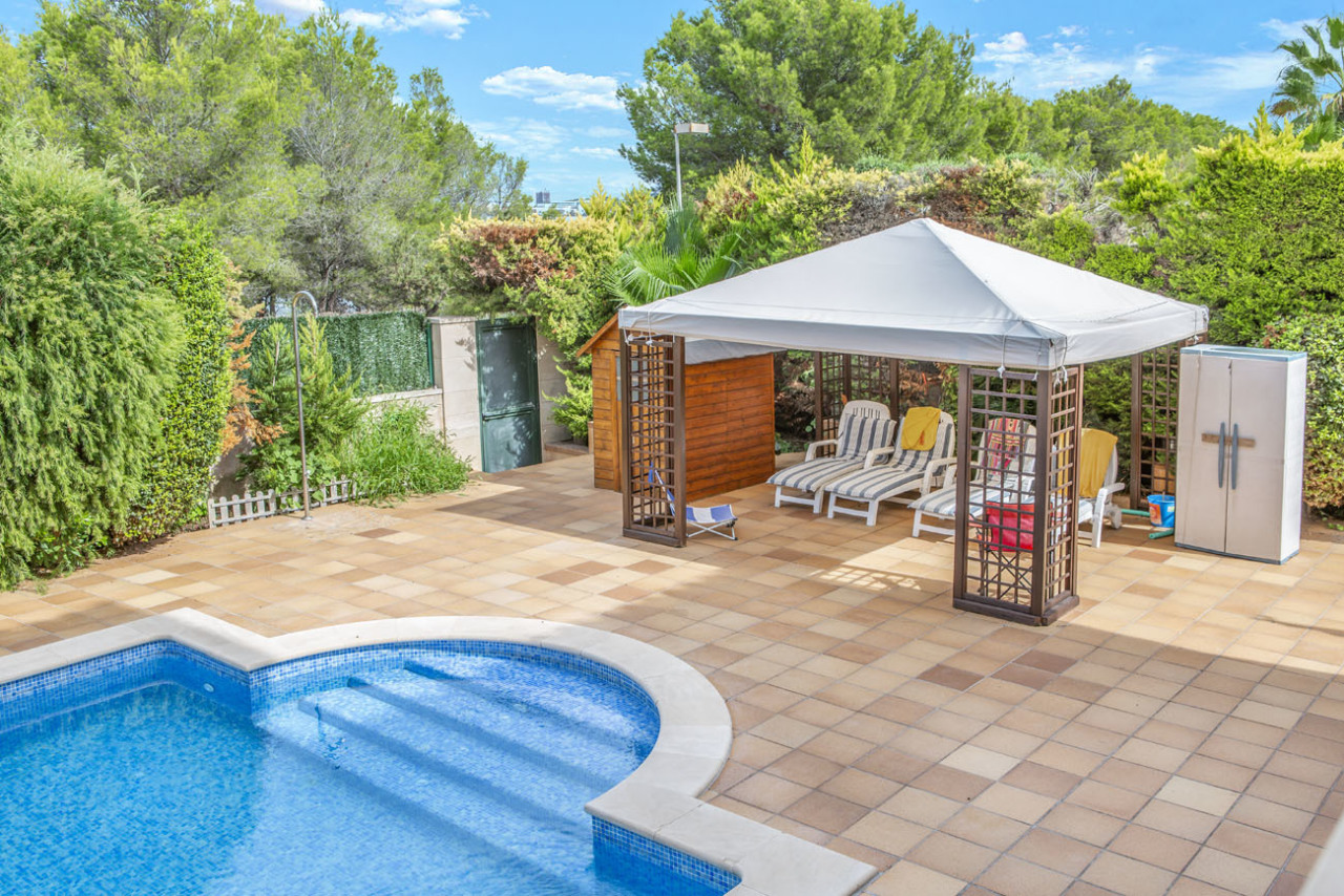 Pool oasis with perfect infrastructure – sun terrace with pool house and shaded areas Pool oasis with perfect infrastructure – sun terrace with pool house and shaded areas