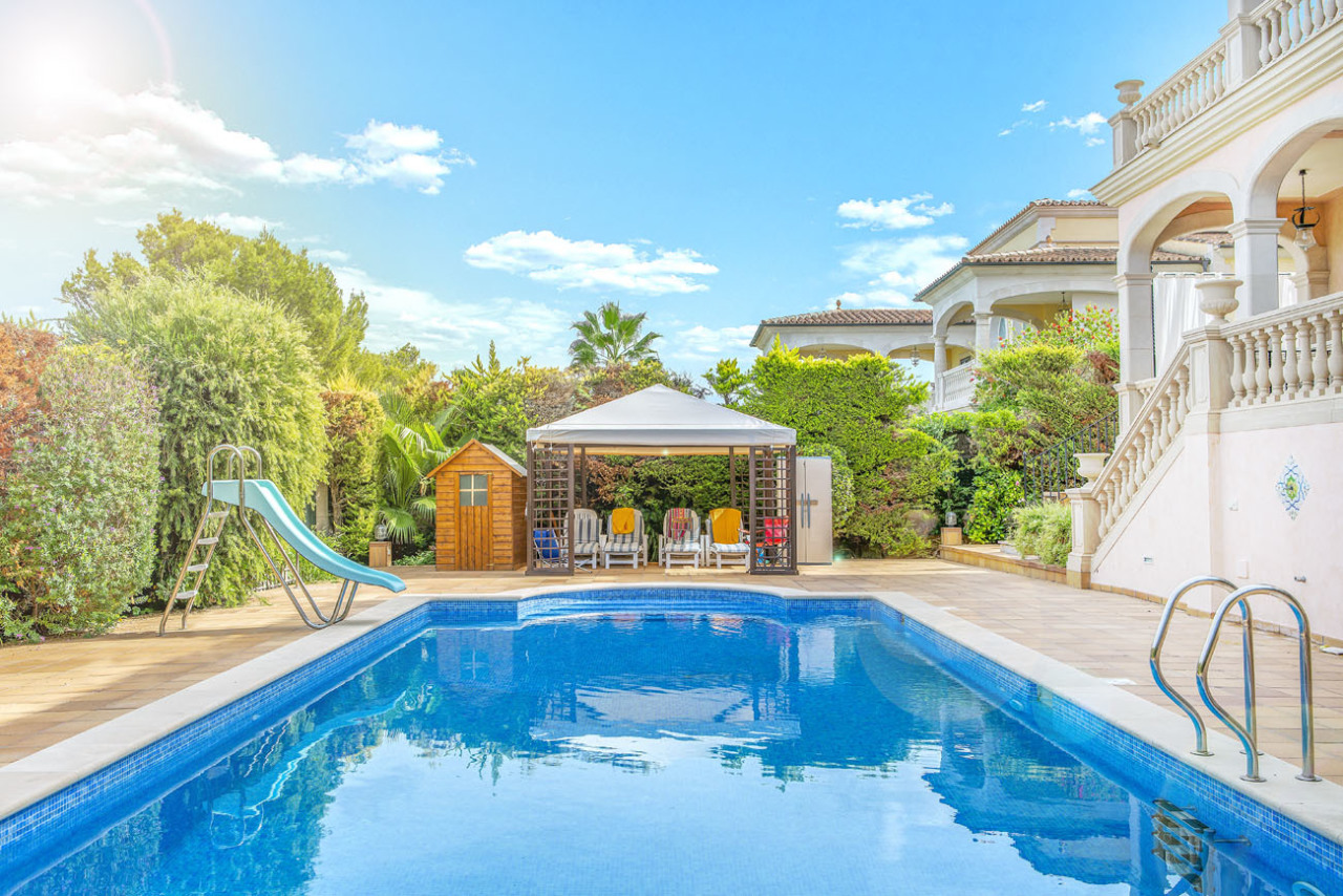 Luxurious pool area with sunny terrace and pool house – perfectly equipped outdoor space with high-quality infrastructure Luxurious pool area with sunny terrace and pool house – perfectly equipped outdoor space with high-quality infrastructure