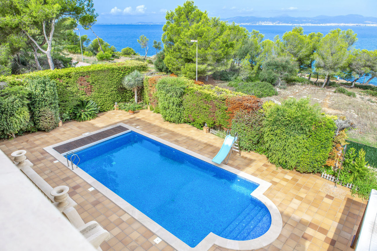 Luxurious pool area with sunny terrace and sea view – perfect retreat with high-quality pool facilities and private garden design Luxurious pool area with sunny terrace and sea view – perfect retreat with high-quality pool facilities and private garden design