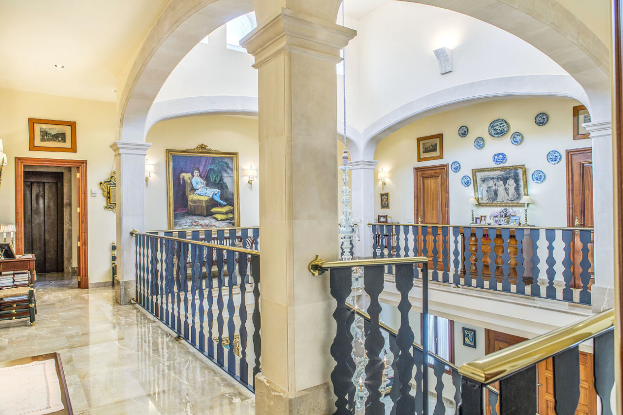 Classical gallery with elegant columns and curved vaults – harmonious spatial connection with an elegant balustrade Classical gallery with elegant columns and curved vaults – harmonious spatial connection with an elegant balustrade