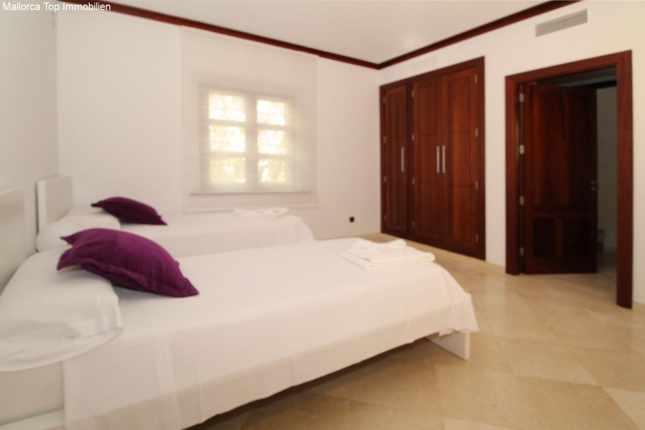 Bright bedroom with dressing area and direct access to the living area Bright bedroom with dressing area and direct access to the living area