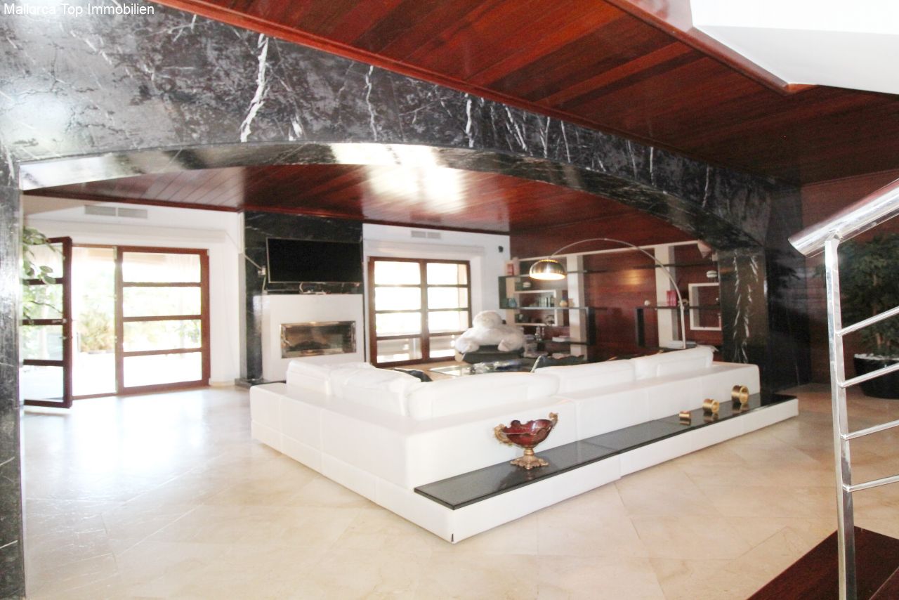 Open living room with characterful wooden ceilings and a flowing connection to the kitchen area Open living room with characterful wooden ceilings and a flowing connection to the kitchen area
