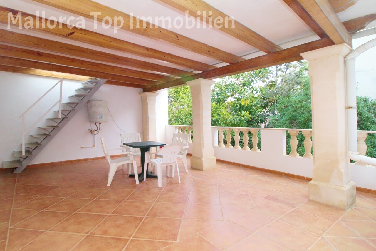 Covered terrace with wooden beam ceiling and column structure – elegant outdoor area with a well-designed layout Covered terrace with wooden beam ceiling and column structure – elegant outdoor area with a well-designed layout