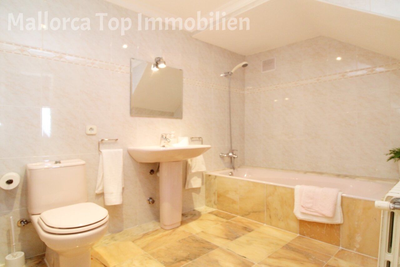 Modern bathroom with separate bathtub and shower – high-quality furnishings with practical space utilization Modern bathroom with separate bathtub and shower – high-quality furnishings with practical space utilization